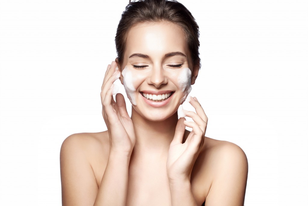 woman doing skin care