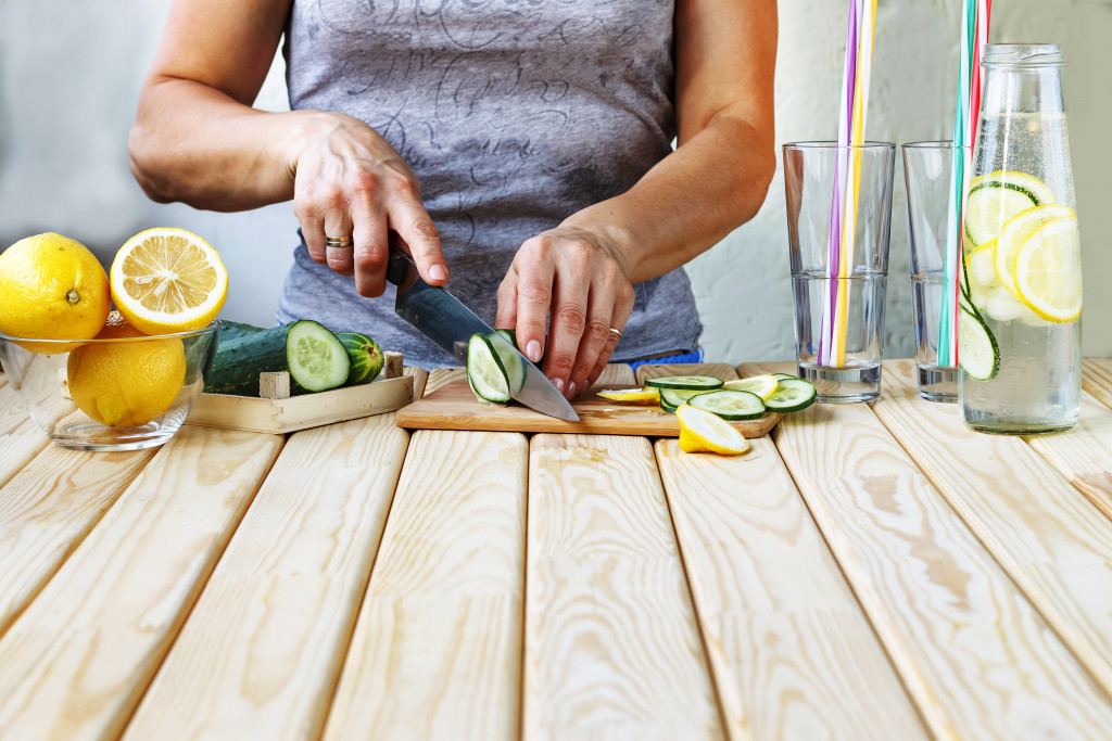 woman slicing vegetables