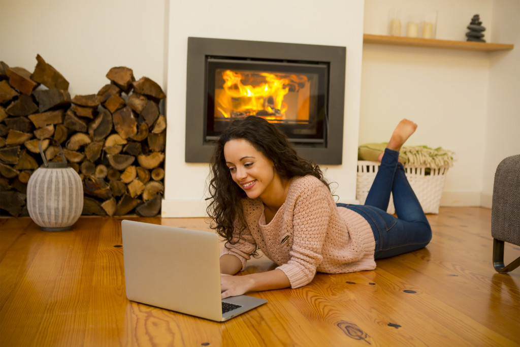 woman comfortable on the floor using laptop